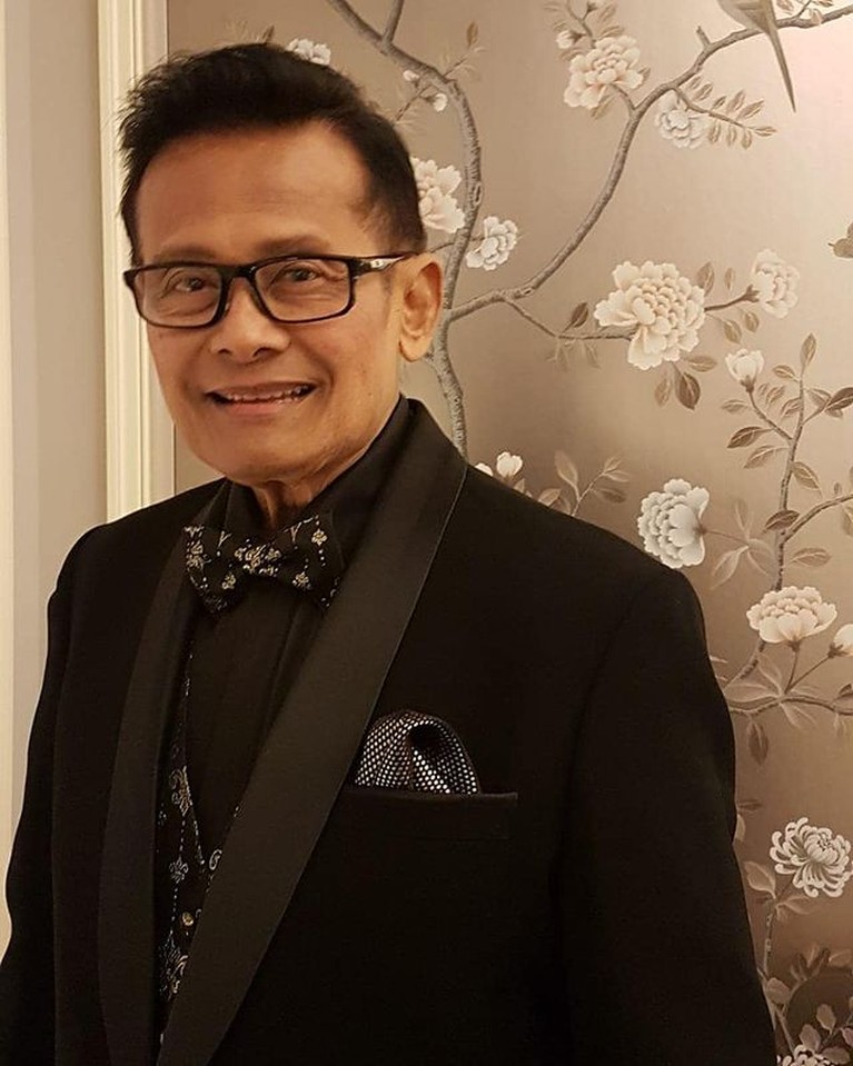 Mengenang Koes Hendratmo Penyanyi & MC Kondang 'Berpacu dalam Melodi' Dunia hiburan Tanah Air kembali berduka. Penyanyi dan juga pembawa acara kondang Koes Hendratmo meninggal dunia. Yuk intip potretnya!