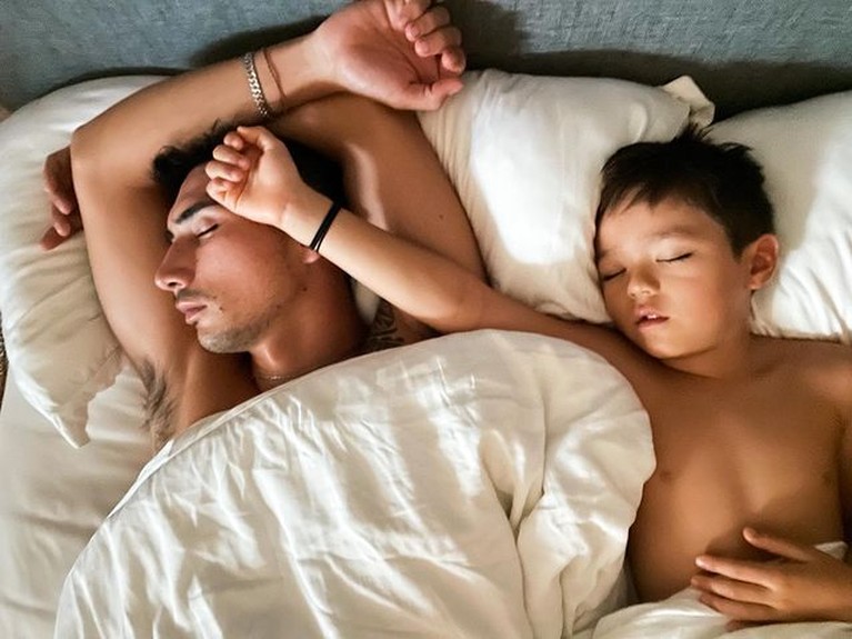 Momen Kedekatan Vincent Verhaag dengan El Barack Anak Jessica Iskandar Vincent Verhaag disebut kekasih Jessica Iskandar memiliki hubungan yang dekat dengan El Barack. Yuk intip potret mereka!
