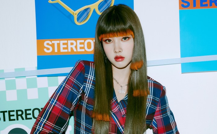 Pada comeback kali ini, Yoon tampil dengan model rambut bertingkat yang unik. Rambutnya terbagi menjadi tiga tingkat di sebelah kiri, dua tingkat di sebelah kanan, dan memakai poni./Foto: twitter.com/STAYC_Official