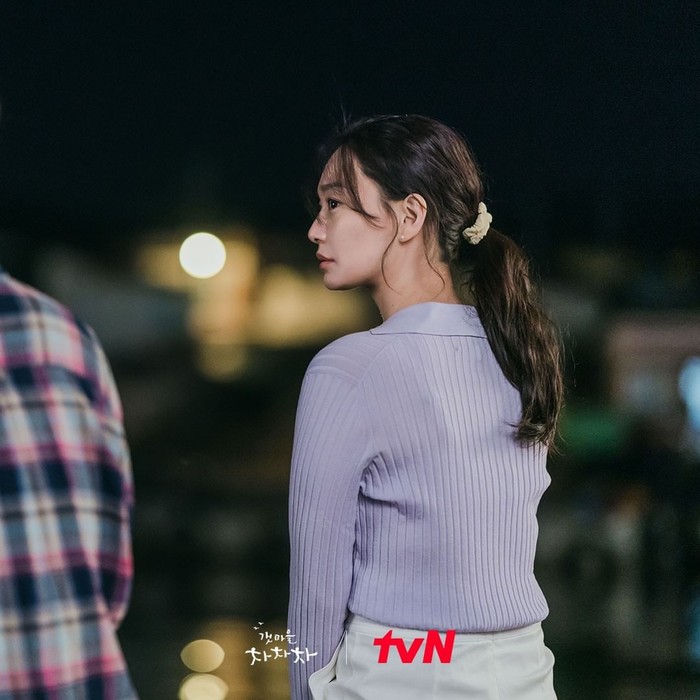 Pakaian yang dikenakan Shin Min Ah ini saat ia beradu akting dengan Kim Seon Ho di tepi pantai. Perpaduan warna lilac dan putih tulang sangat cantik untuk dikenakan, Beauties!/Foto: instagram.com/netflixid