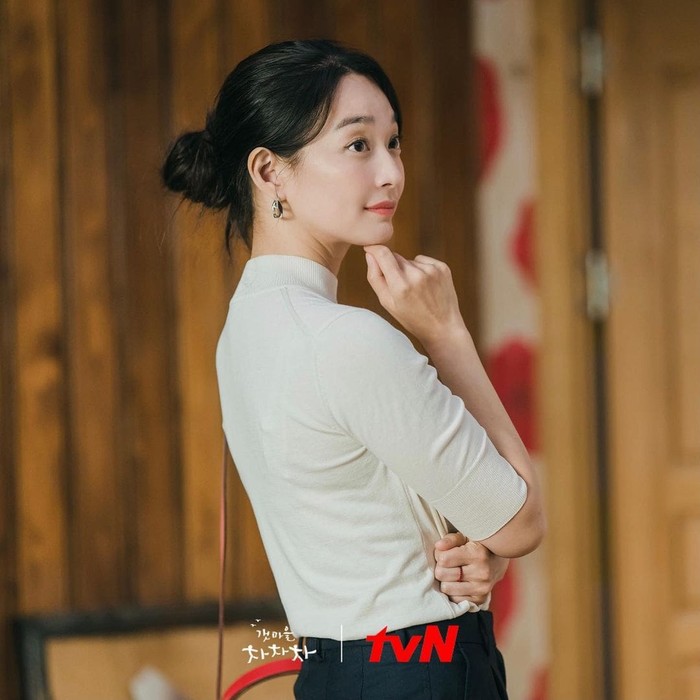 Pakaian Yoon Hye Jin ini dipakai ketika ia memutuskan untuk tinggal di Gongjin dan memilih tempat untuk rumah dan klinik baru. Ia dibantu oleh Hong Banjang yang diperankan oleh Kim Seon Ho. Pilihan pakaian yang nyaman dengan gaya updo hair ala Yoon Hye Jin juga bikin penampilan tambah fresh!/Foto: instagram.com/netflixid
