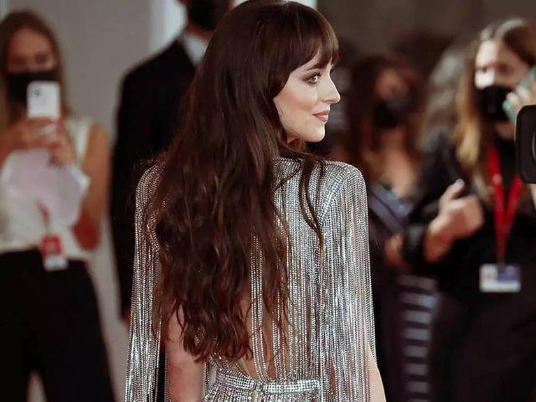 Dakota Johnson tampil dengan gaun transparan di Festival Film Venesia ke-78 jadi sorotan. Yuk kita intip penampilannya!