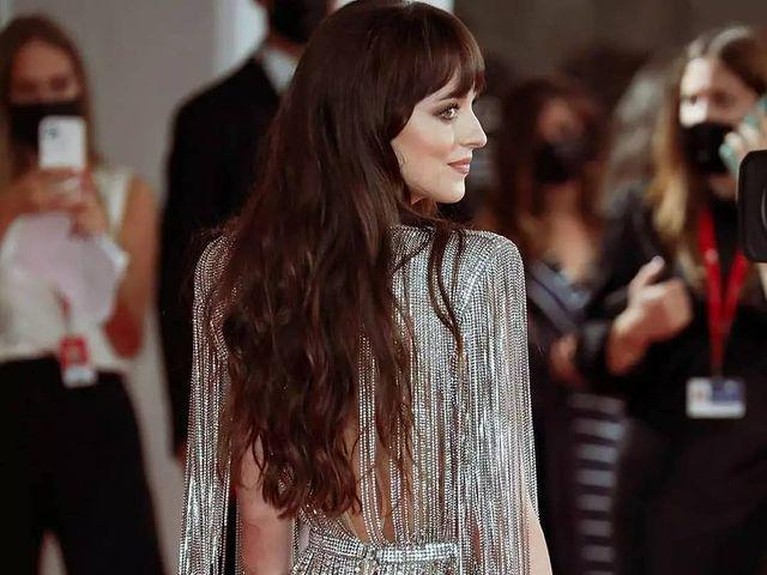 Penampilan Dakota Johnson Pakai Baju Transparan di Festival Film Dakota Johnson tampil dengan gaun transparan di Festival Film Venesia ke-78 jadi sorotan. Yuk kita intip penampilannya!