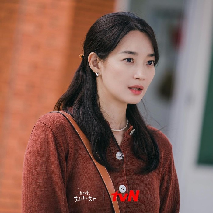 Penampilan Yoon Hye Jin dengan cardigan berwarna cokelat ini merupakan saat pertama kalinya ia hadir di acara orang lanjut usia di pedesaan Gongjin. Di momen ini, Hye Jin tak sengaja membongkar keburukan dari pemilik kafe di Gongjin./Foto: instagram.com/netflixid