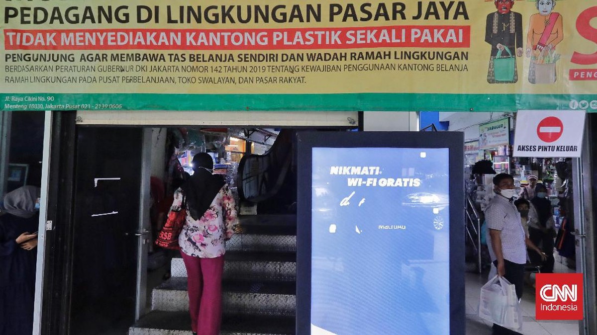 FOTO: Geliat Warga Kurangi Sampah Plastik di Pasar Tebet