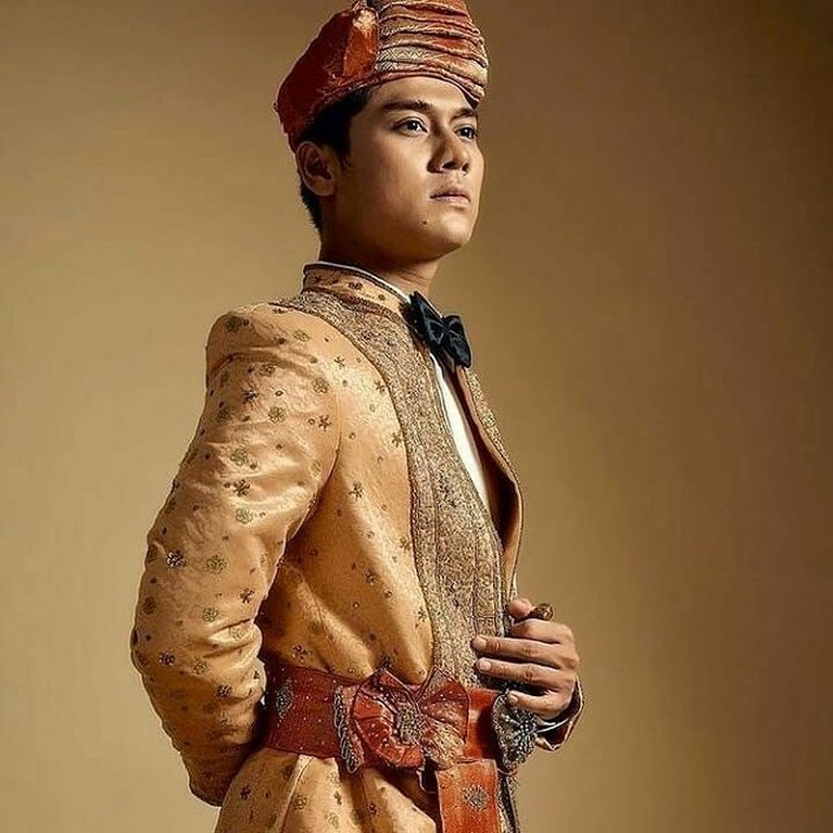 Pesona Rizky Billar Panduko Rajo Saat Pakai Baju Adat Minang Rizky Billar mendapat gelar Panduko Rajo, yuk intip pesona Rizky Billar saat pakai baju adat Minang!