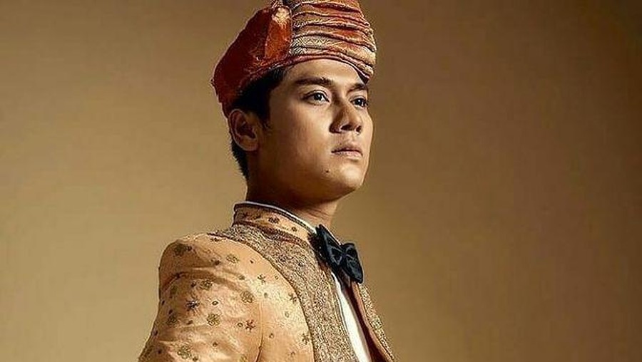 Rizky Billar mendapat gelar Panduko Rajo, yuk intip pesona Rizky Billar saat pakai baju adat Minang!