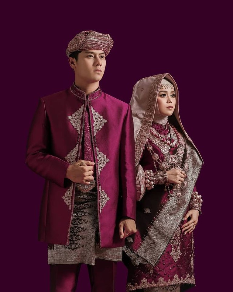 Pesona Rizky Billar Panduko Rajo Saat Pakai Baju Adat Minang Rizky Billar mendapat gelar Panduko Rajo, yuk intip pesona Rizky Billar saat pakai baju adat Minang!
