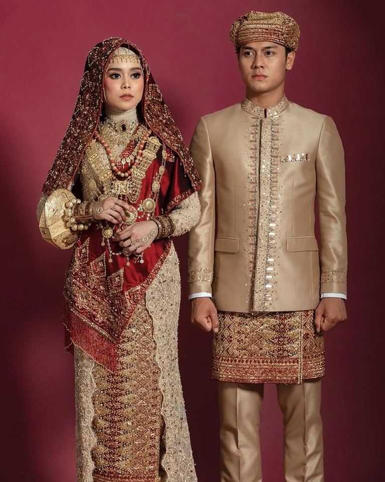 Pesona Rizky Billar Panduko Rajo Saat Pakai Baju Adat Minang Rizky Billar mendapat gelar Panduko Rajo, yuk intip pesona Rizky Billar saat pakai baju adat Minang!