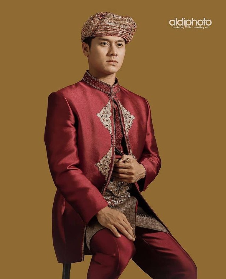 Pesona Rizky Billar Panduko Rajo Saat Pakai Baju Adat Minang Rizky Billar mendapat gelar Panduko Rajo, yuk intip pesona Rizky Billar saat pakai baju adat Minang!