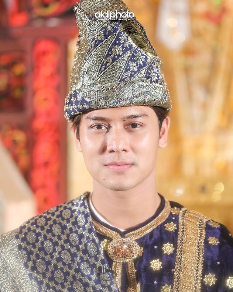 Pesona Rizky Billar Panduko Rajo Saat Pakai Baju Adat Minang Rizky Billar mendapat gelar Panduko Rajo, yuk intip pesona Rizky Billar saat pakai baju adat Minang!