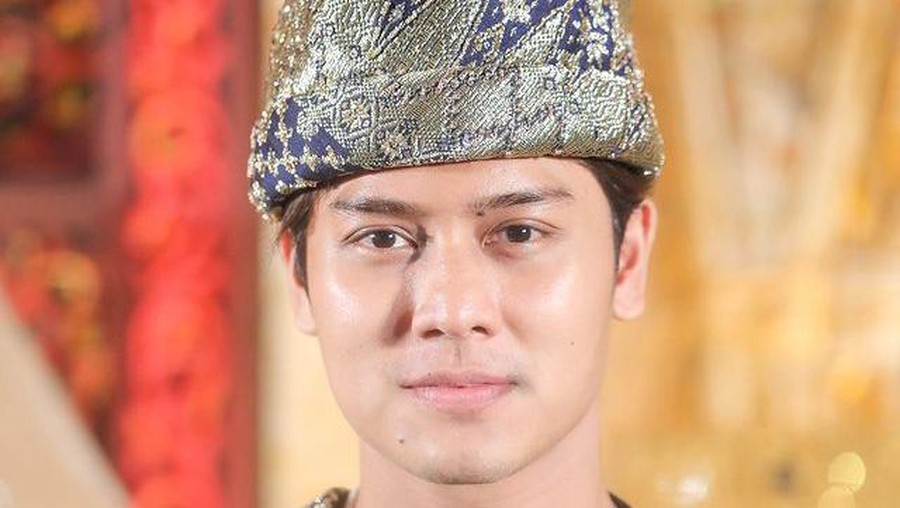 Rizky Billar mendapat gelar Panduko Rajo, yuk intip pesona Rizky Billar saat pakai baju adat Minang!
