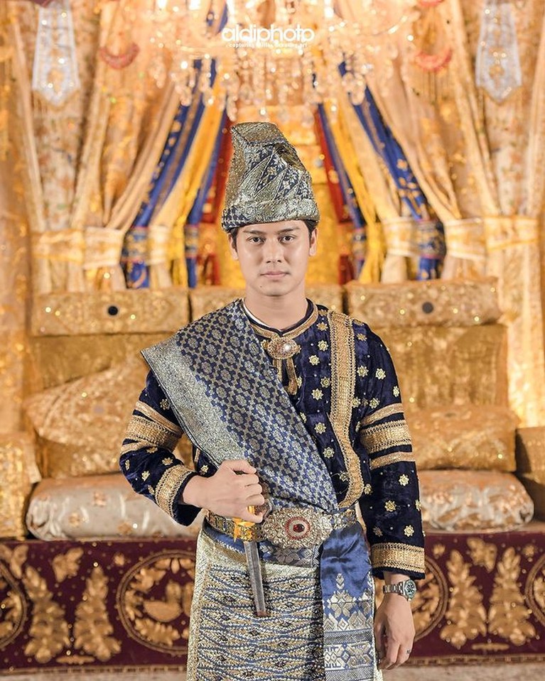 Pesona Rizky Billar Panduko Rajo Saat Pakai Baju Adat Minang Rizky Billar mendapat gelar Panduko Rajo, yuk intip pesona Rizky Billar saat pakai baju adat Minang!