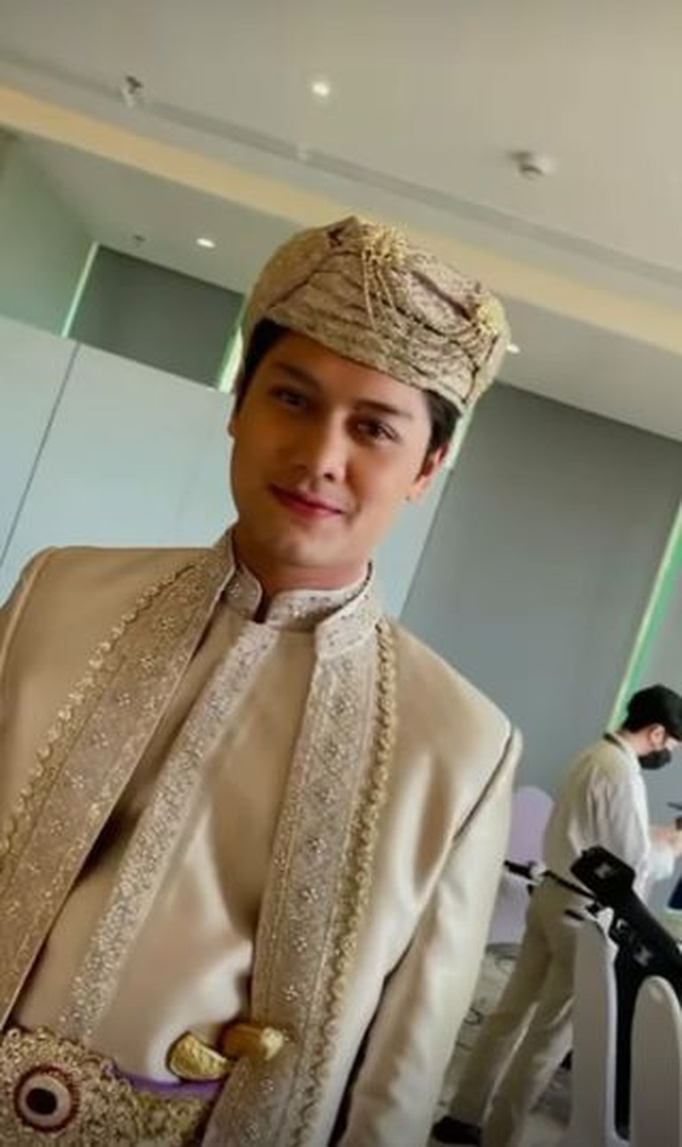 Pesona Rizky Billar Panduko Rajo Saat Pakai Baju Adat Minang Rizky Billar mendapat gelar Panduko Rajo, yuk intip pesona Rizky Billar saat pakai baju adat Minang!