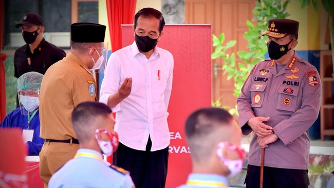 Presiden Jokowi meminta para pelajar tetap patuh protokol kesehatan meski sudah divaksin sambil mencontohkan dirinya yang memakai masker ganda.