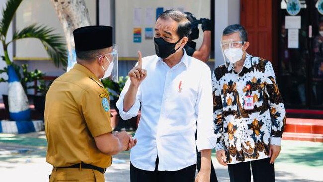 Salah satu agenda Jokowi di Jawa Tengah adalah menghadiri pertemuan Majelis Rektor Perguruan Tinggi Indonesia di Universitas Sebelas Maret, Solo.