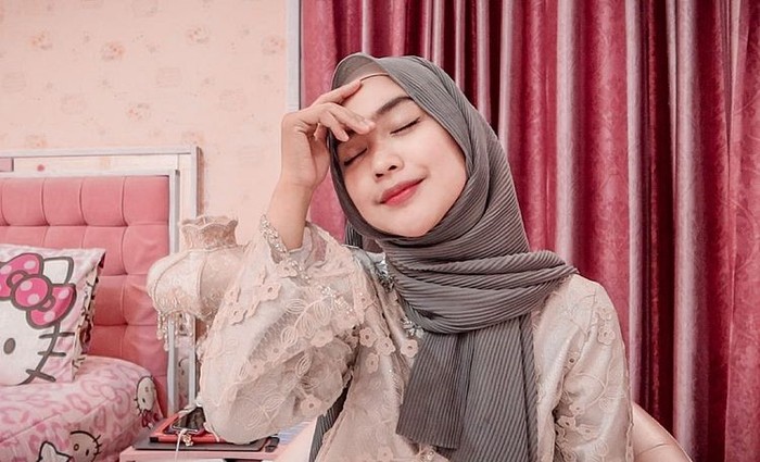 Ria Ricis juga sempat menjadi pembicaraan publik kala membuat dan mengkomersilkan vlog acara pemakaman ayahnya. Namun, Ria Ricis dan keluarganya menampik hal tersebut. Menurutnya, vlog yang dibuat adalah memori yang perlu ia simpan untuk mengenang ayahnya. (Foto: instagram.com/riaricis1795)