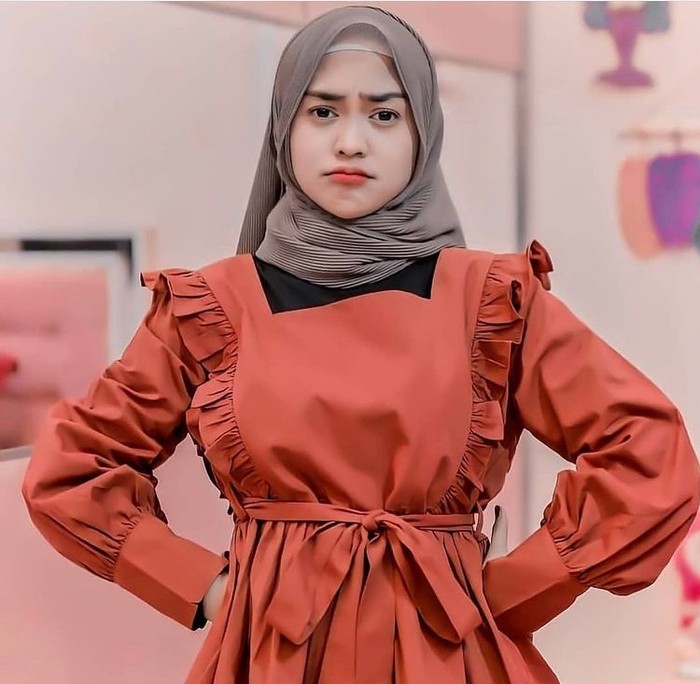 Ria Ricis adalah perempuan yang sukses menjadi youtuber di usia muda. Awalnya, kemunculan Ria Ricis terkenal dari video-video uniknya. Ia sering mereview squishy, melakukan challege, hingga membuat vlog kehidupan kesehariannya. (Foto: instagram.com/riaricis1795)