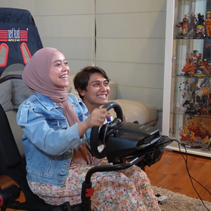 <p>Telihat dari unggahan di channel YouTube Billar Rizky, pasangan yang menikah pada Kamis 19 Agustus lalu itu semakin sering membagikan beberapa momen kebersamaan, lho. (Foto: YouTube: Rizky Billar)</p>
