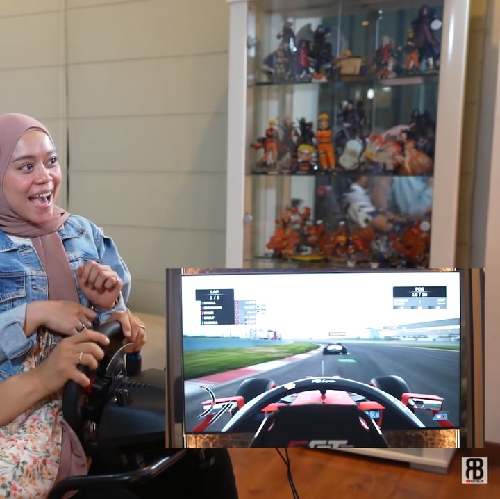 <p>Tak hanya itu, keduanya pun tampak asik main bersama, lho.  Bahkan, Lesti sendiri sampai duduk di pangkuan Rizky ketika main nih, Bunda. (Foto: YouTube: Rizky Billar)</p>