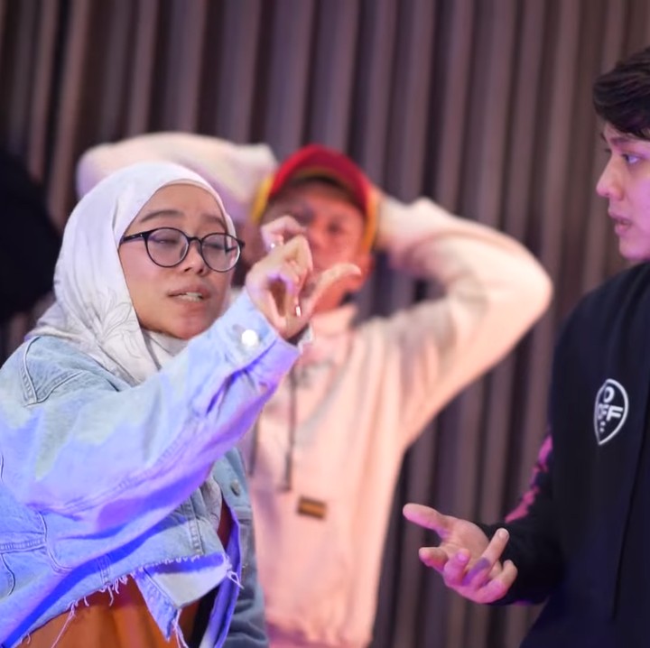 <p>Kita doakan, semoga rumah tangga pengantin baru ini selalu dilimpahkan kebahagiaan ya, Bunda. (Foto: YouTube: Rizky Billar)</p>