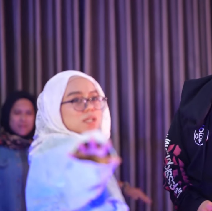 <p>Tak hanya terlihat mesra saat berdua, Lesti dan Rizky juga menunjukkan hal serupa ketika bermain dengan banyak orang, Bunda. (Foto: YouTube: Rizky Billar)</p>