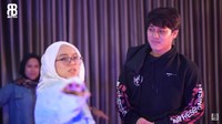 <p>Tak hanya terlihat mesra saat berdua, Lesti dan Rizky juga menunjukkan hal serupa ketika bermain dengan banyak orang, Bunda. (Foto: YouTube: Rizky Billar)</p>