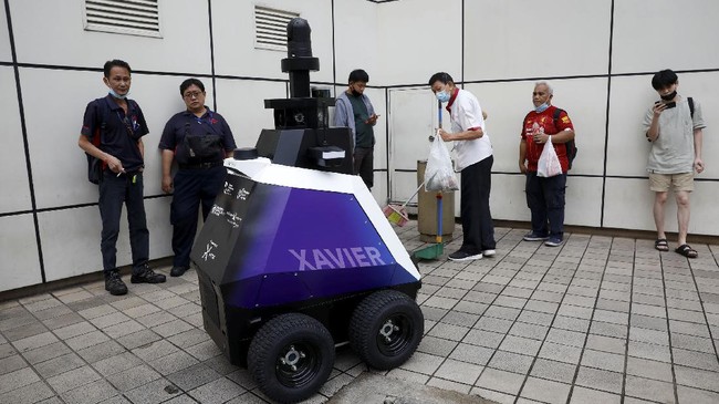 Pemerintah Singapura mulai melakukan uji coba robot buat memantau perilaku warganya supaya tidak melanggar aturan.