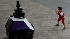 FOTO: Patroli Robot Xavier Supaya Warga Singapura Taat Aturan