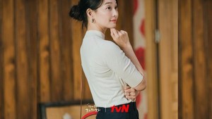 13 Tas Mewah Shin Min Ah di KDrama Hometown Cha Cha Cha Episode 1-4! Ada yang Harganya Hampir Rp500 Juta