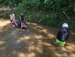 Perjuangan Warga Polman Terobos Sungai Mambu Tanpa Jembatan