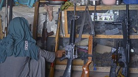 FOTO: Taliban Berkuasa, Pedagang Senjata Raup Cuan