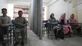 FOTO: Taliban Atur Siswa-Siswi Duduk Terpisah Tirai di Kelas