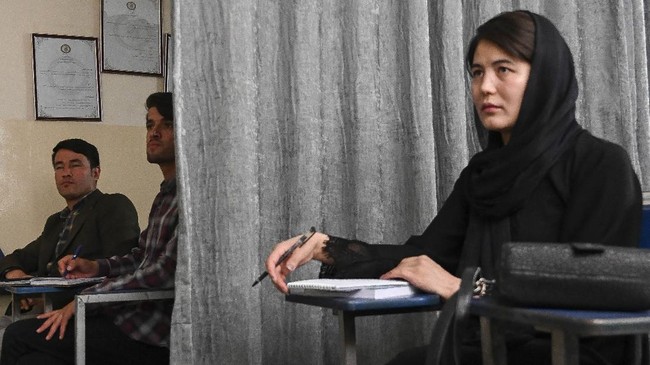 Rezim Taliban di Afghanistan mengizinkan perempuan untuk berkuliah dengan sejumlah syarat.