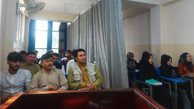 Afghanistan mulai membuka universitas negeri lagi sejak Taliban berkuasa dengan pemisahan kelas berdasarkan gender.