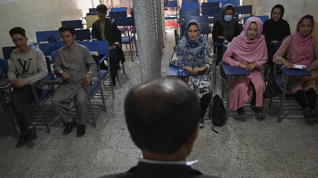 Rektor Pilihan Taliban Larang Wanita Masuk Universitas Kabul Perempuan tidak lagi diizinkan masuk lingkungan Universitas Kabul baik sebagai mahasiswa maupun pengajar.