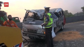 VIDEO: Elf Terbalik di Tol Cipularang, Satu Penumpang Tewas