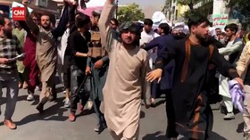 VIDEO: Taliban Lepaskan Tembakan ke Udara, Pedemo Ketakutan