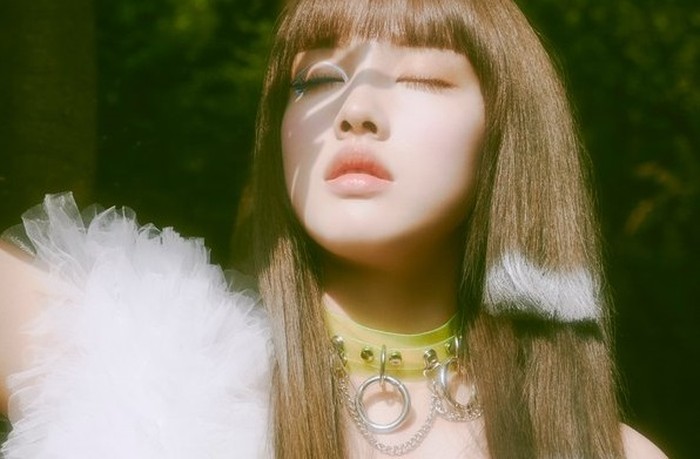 Tidak hanya itu, penata rambut juga memberikan sedikit warna di tiap helai ujung rambut Yoon. Jika dilihat dari foto teaser, Yoon sudah tiga kali mengganti warna di ujung rambutnya, yaitu pink, oranye, dan silver./Foto: twitter.com/STAYC_Official