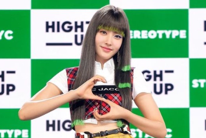 Tidak sedikit netizen yang berpendapat kalau penata rambut terlalu bereksperimen dengan Yoon. Menurut mereka, model rambut Yoon saat ini hanya menutupi kecantikannya. Kalau menurutmu bagaimana, Beauties?/Foto: instagram.com/stayc_yoon