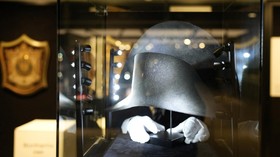 FOTO: Topi dengan DNA Napoleon Bonaparte Dilelang Rp1,9 M
