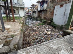 Tumpukan Sampah Masih Kotori Aliran Anak Sungai Cikapundung Bandung