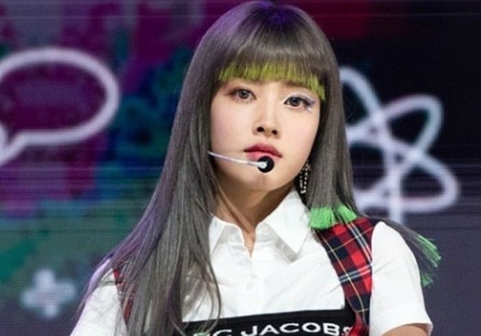 Yang mengejutkan adalah ketika showcase comeback STAYC pada Senin, (6/9) lalu. Yoon tampil dengan ujung rambut yang dicat hijau! Sontak penampilan Yoon menuai berbagai komentar dari netizen dan penggemar lainnya./Foto: instagram.com/stayc_yoon