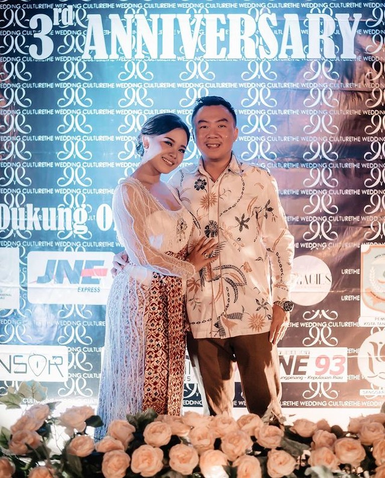 7 Tahun Menikah, Potret Harmonis Winda Viska dan Suami yang Jarang Tersorot Pernikahan Winda Viska dengan Mulyadi Tan harmonis dan jauh dari gosip miring. Yuk kita lihat potret mereka!
