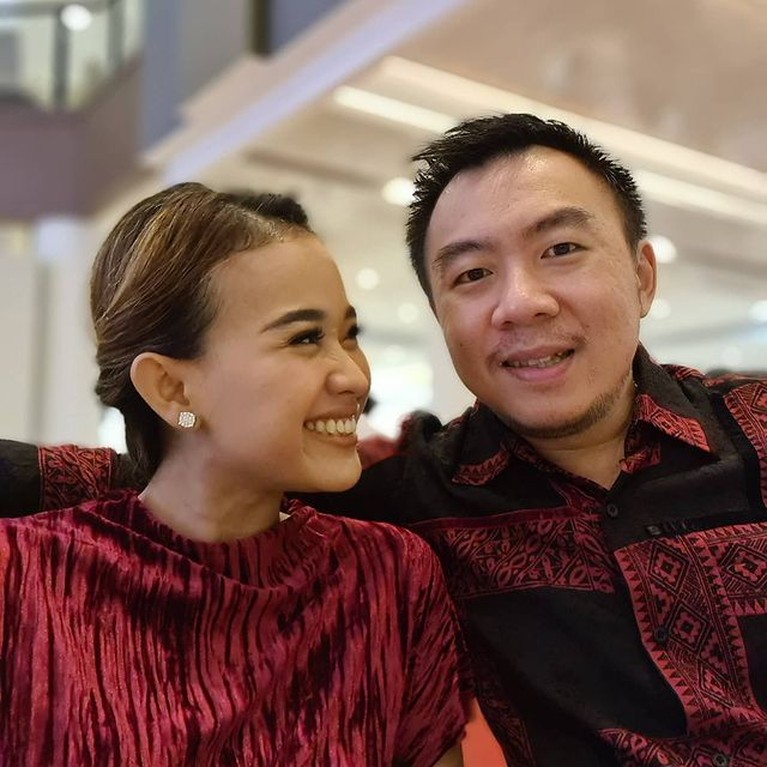 7 Tahun Menikah, Potret Harmonis Winda Viska dan Suami yang Jarang Tersorot Pernikahan Winda Viska dengan Mulyadi Tan harmonis dan jauh dari gosip miring. Yuk kita lihat potret mereka!