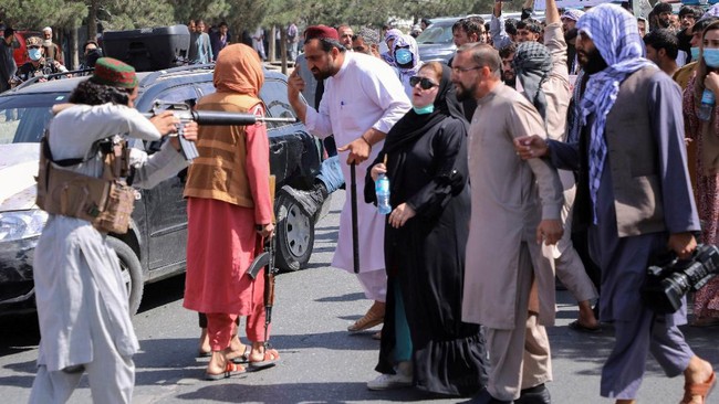 Taliban, kelompok yang kini menguasai Afghanistan, kerap melakukan kekerasan untuk mengendalikan massa ketika berdemonstrasi.