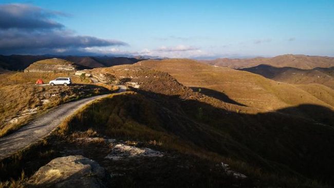 Bukit Tanarara di Sumba Timur, NTT, mungkin bisa jadi destinasi jalan kaki sembari kontemplasi diri usai pandemi.