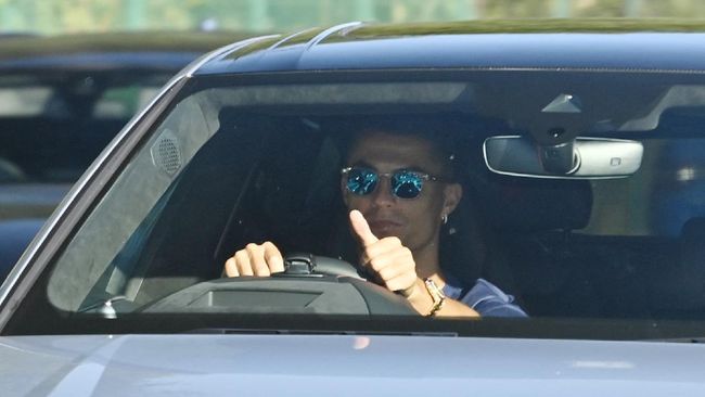 Cristiano Ronaldo disebut kehabisan bensin untuk kendaraan mewah, sedan Bentley seharga 220 ribu poundsterling atau setara dengan Rp4,2 miliar.