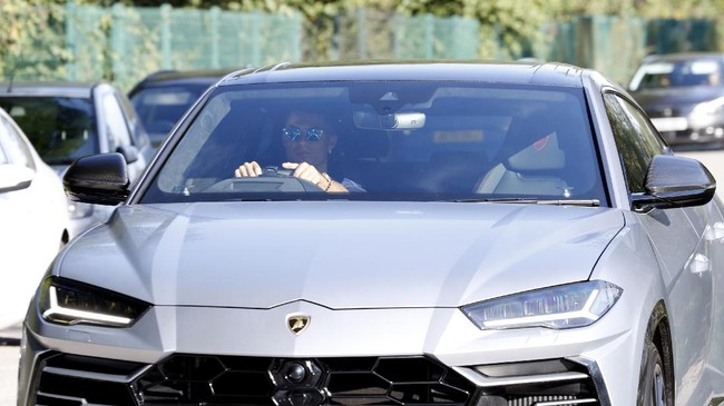 Cristiano Ronaldo dilaporkan kabur lewat pintu belakang usai rapat dan tidak mengikuti latihan bersama Manchester United di Carrington, Selasa (26/7).