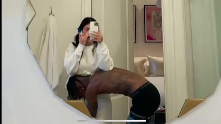 Detik-detik Haru Kylie Jenner Umumkan Hamil Anak Kedua dengan Travis Scott Kylie Jenner membagikan kabar bahagia atas kehamilan anak keduanya dengan Travis Scott. Yuk kita intip momennya!